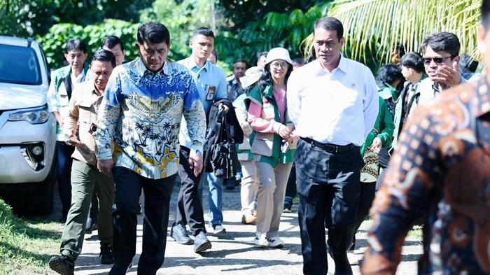 KUNKER - Gubernur Sulawesi Utara Yulius Selvanus Komaling (YSK) dan Menteri Pertanian Andi Amran Sulaiman saat kunjungan kerja meninjau kebun bibit di lokasi pembibitan pertanian, Kelurahan Bengkol, Kecamatan Mapanget, Kota Manado, Sulut, Jumat (1/5/2026). Kabar terbaru, Pemerintah Provinsi Sulawesi Utara (Sulut) terus memperkuat sektor pertanian melalui sinergi dengan pemerintah pusat. Dalam hal ini meningkatnya alokasi bantuan pertanian dari Kementerian Pertanian Republik Indonesia (Kementan RI).