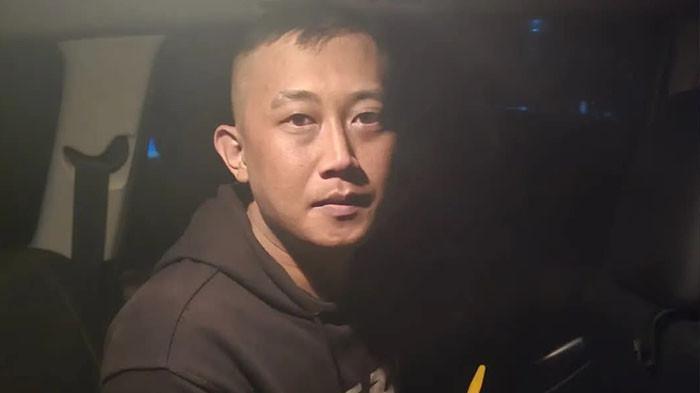 WANITA DISEKAP KEKASIH: Taufik Hidayat mengurai pengakuan mengejutkan terkait dengan rute pelariannya selama buron. Ia masih santai potong rambut sebelum ditangkap.