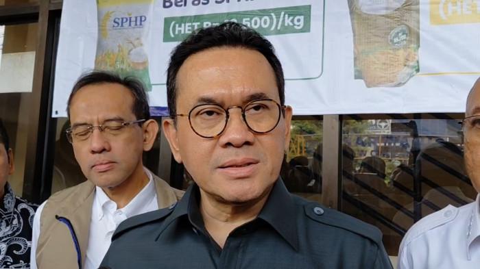 MINYAKITA BERBAU SOLAR - Menteri Perdagangan Budi Santoso memberi keterangan kepada wartawan saat memantau harga bahan pokok di Pasar Manis Purwokerto, Kabupaten Banyumas, Jawa Tengah, Kamis (25/6/2026). Pemerintah saat ini masih melakukan investigasi dan menunggu hasil uji laboratorium untuk memastikan penyebab Minyakita berbau solar.