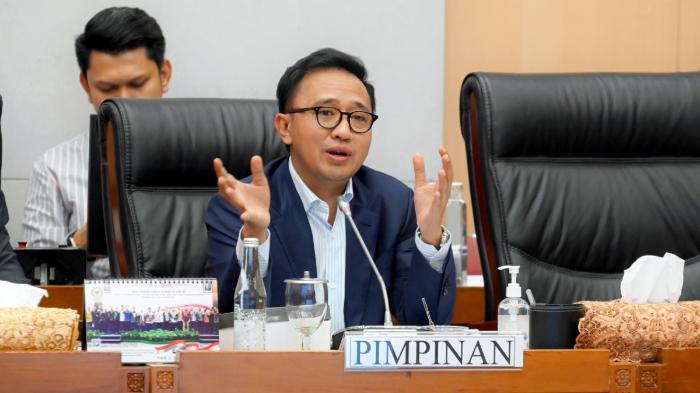 DEMO MAHASISWA - Wakil Ketua Komisi XII DPR RI, Bambang Haryadi, saat memimpin Rapat Dengar Pendapat (RDP) dan Rapat Dengar Pendapat Umum (RDPU) bersama Dirjen Minerba Kementerian ESDM dan Direktur Utama PT Weda Bay Industrial Park di Gedung Nusantara I DPR RI, Senayan, Jakarta, Selasa (3/12/2024). Berikut adalah profil Bambang Haryadi.