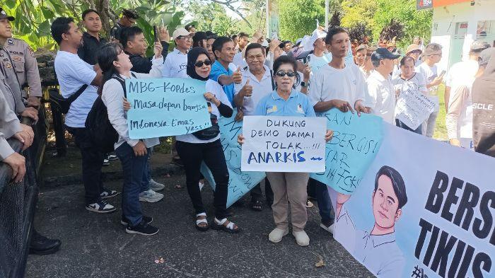 DEMO - Seratusan massa dari kelompok yang menamakan Mapalus Pragib berunjuk rasa di kantor DPRD Sulut, Kamis (25/6/2026) pagi. Kedatangan mereka untuk menyuarakan aspirasi mendukung program pemerintahan Presiden RI Prabowo Subianto dan Wapres Gibran Rakabuming Raka.