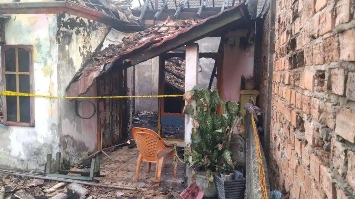 KEBAKARAN RUMAH PALEMBANG - Kondisi rumah di Palembang, Sumatera Selatan yang terbakar dan menjebak 3 anak usia 11 tahun, 7 tahun dan 3 tahun di dalamnya.