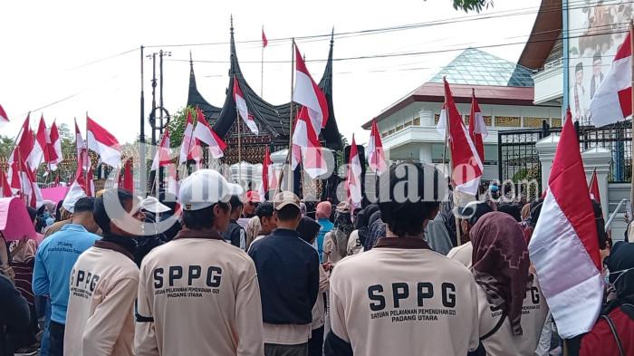 AKSI DUKUNG MBG – Ratusan relawan Satuan Pelayanan Pemenuhan Gizi (SPPG) Sumatera Barat menggelar aksi damai di depan Kantor DPRD Sumbar, Jalan S. Parman, Kota Padang, Kamis (25/6/2026). Massa membawa bendera Merah Putih dan menyampaikan aspirasi agar Program Makan Bergizi Gratis (MBG) tetap dilanjutkan karena dinilai memberikan manfaat bagi masyarakat serta membuka lapangan pekerjaan.