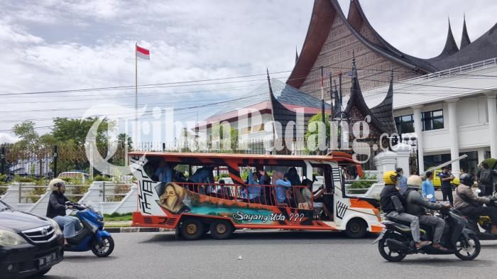 DEMO RELAWAN SPPG– Sejumlah relawan Satuan Pelayanan Pemenuhan Gizi (SPPG) Kelurahan Aia Pacah menaiki odong-odong usai mengikuti aksi damai mendukung Program Makan Bergizi Gratis (MBG) di depan Kantor DPRD Sumbar, Kota Padang, Kamis (25/6/2026). Kendaraan tersebut menjadi perhatian warga saat para relawan membubarkan diri setelah menyampaikan aspirasi terkait keberlanjutan program MBG.