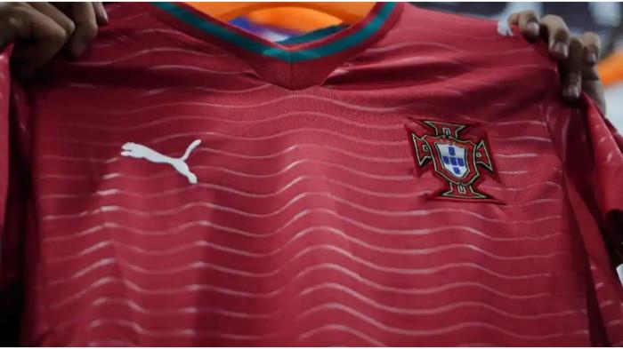 JERSEY TIMNAS PORTUGAL - Jersey Timnas Portugal di Piala Dunia 2026 yang dipajang di Solo Soccer, Manahan, Surakarta, Jawa Tengah, pada Minggu, 31 Mei 2026.