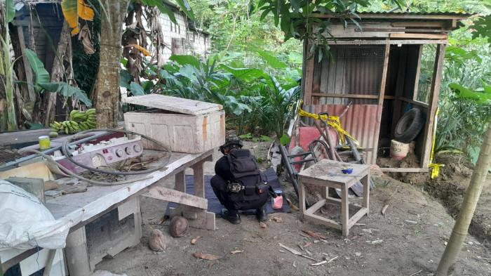 TEMUAN MORTIR - Personel Polres Jayapura bersama Tim Penjinak Bom (Jibom) Detasemen Gegana Satuan Brimob Polda Papua mengevakuasi bom jenis mortir yang ditemukan warga di belakang Kompleks BTN Daime-Daime, Doyo Baru, Distrik Waibu, Kabupaten Jayapura, Rabu (24/6/2026).