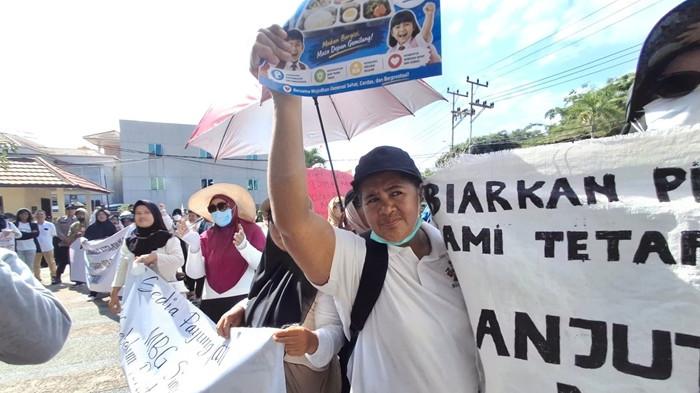 SAMPAIKAN ASPIRASI - Tampak ratusan massa Aliansi Peduli Masyarakat Tarakan turut menyuarakan harapan MBG tetap berlanjut di hadapan perwakilan anggota DPRD Tarakan, Kamis (25/6/2026). TRIBUNKALTARA.COM/ANDI PAUSIAH