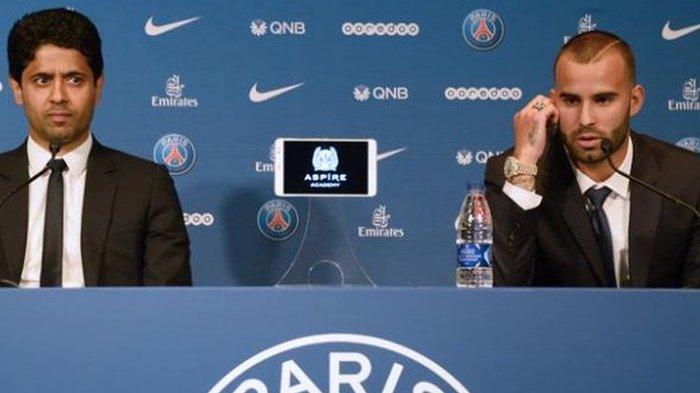 Pemain baru Paris Saint-Germain (PSG), Jese Rodríguez Ruiz (kanan), berbicara di samping Presiden PSG, Nasser Al-Khelaifi, dalam jumpa pers di Parc des Princes, Paris, Senin (8/8/2016). Kontrak Jese diputus PSG karena terlibat skandal.