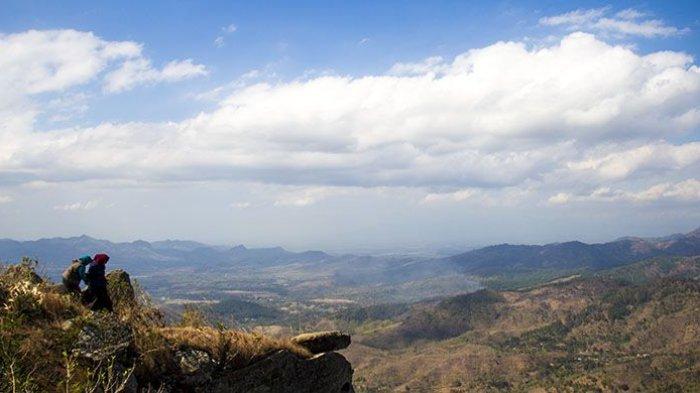 WISATA WONOGIRI - Gunung Besek di Kismantoro, Wonogiri, Jawa Tengah, beberapa waktu lalu. Berikut rekomendasi gunung di Solo Raya untuk pendaki pemula. (Kompas.com/Anggara Wikan Prasetya)