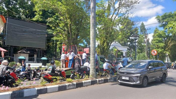 Massa yang mengatasnamakan Mapalus Pragib menggelar aksi damai di sejumlah titik