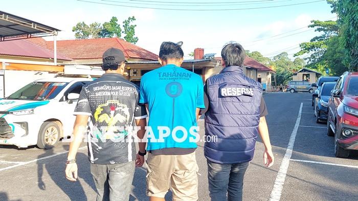 DIGIRING POLISI -- DD (32) warga Kecamatan Toboali ketika digiring polisi ke Ruang Pemeriksaan Satreskrim Polres Bangka Selatan, Kamis (25/6/2026). DD ditangkap atas dugaan kasus persetubuhan terhadap anak di bawah umur.