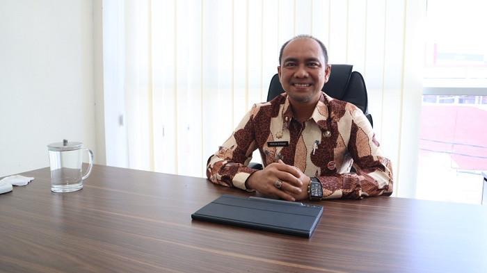 PERPUSTAKAAN - Kepala Dinas Perpustakaan dan Kearsipan Kota Padang, Heriza Syafani saat ditemui Kamis (25/6/2026). Daripada menghabiskan waktu liburan hanya dengan bermain game di gawai atau smartphone, para pelajar diajak untuk memanfaatkan waktu luang mereka dengan berkunjung ke perpustakaan kota Padang.