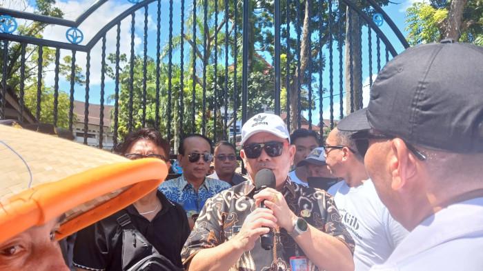 AKSI DAMAI - Kaban Kesbangpol Sulut, Johnny Suak, saat menerima Mapalus Pragib yang menggelar aksi damai di Kantor Gubernur Sulawesi Utara, Jalan 17 Agustus, Kelurahan Teling Atas, Kecamatan Wanea, Kota Manado, Kamis (25/6/2026).