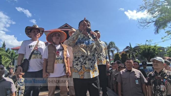 AKSI DAMAI - Gubernur Sulawesi Utara Yulius Selvanus Komaling (YSK) saat momen aksi damai demo di Kantor Gubernur Sulut, Jalan 17 Agustus No. 69, Kelurahan Teling Atas, Kecamatan Wanea, Kota Manado, Sulut, Kamis (25/6/2026). Gubernur YSK komitmen tetap mendukung penuh seluruh program prioritas Presiden Prabowo Subianto.