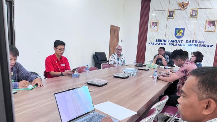 Sekda Bolmong Sulut Abdullah Mokoginta saat memimpin rapat bersama