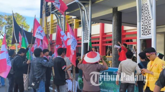 AKSI DEMO MAHASISWA - Massa aksi dari Badan Eksekutif Mahasiswa (BEM) SI Sumatera Barat geruduk Kantor Gubernur Sumbar pada Kamis (25/6/2026) sore. Aksi massa BEM SI Sumbar geruduk Kantor Gubernur Sumbar tanpa pengawalan polisi menjadi perhatian karena tidak terlihat petugas kepolisian berjaga saat rombongan memasuki area kantor pemerintahan tersebut.