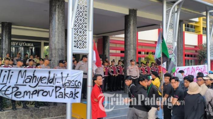 AKSI DEMO MAHASISWA - Massa aksi dari Badan Eksekutif Mahasiswa (BEM) SI Sumatera Barat geruduk Kantor Gubernur Sumbar pada Kamis (25/6/2026) sore.