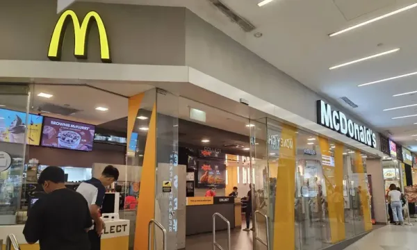 Hampir Terminum! Pelanggan Baru Sadar Ada Sekrup dalam Teh Hijau