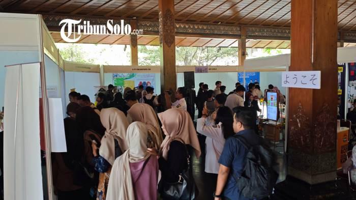 MEMBLUDAK. Suasana Career Expo pada Rabu (24/6/2026). Ada belasan ribu warga Solo yang menganggur.