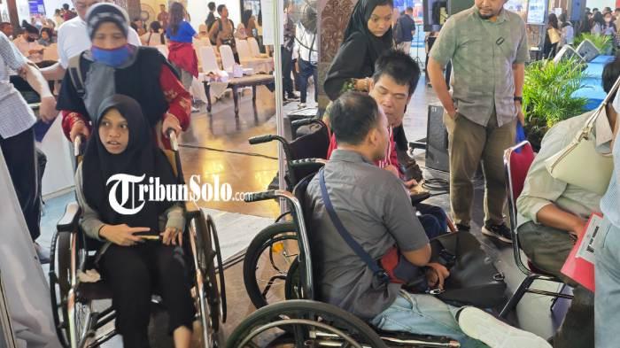 CARI KERJA. Para pencari kerja difabel saat mengunjungi sejumlah stand Career Expo, Kamis (25/6/2026). Perusahaan di Solo belum capai target 1 persen pekerja difabel.