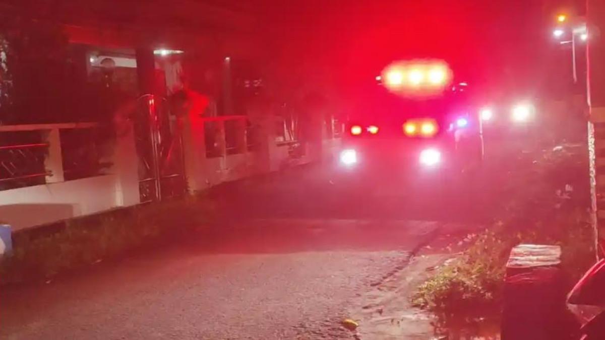 TINGGALKAN MISTERI - Kendaraan ambulans membawa jenasah Ruly Yunis Setiawati (50), menuju rumah duka di Gang Flamboyan 18 Perumda Bangkalan, Jalan Soekarno-Hatta, Bangkalan, Madura, Kamis (26/6/2026) pukul 00.30 WIB.