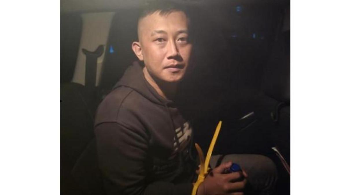 BORGOL KABEL TIS - Taufik Hidayat, penyiksa dan penyekap perempuan Rancaekek saat diamankan polisi di Majalaya, Selasa 23 Juni 2026 malam. Tangannya diborgol menggunakan kabel tis.