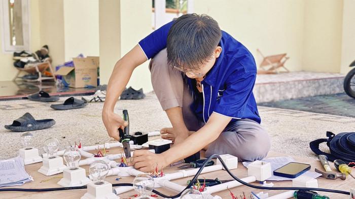 Praktek instalasi dalam program PLN bersinergi dengan Balai Latihan Kerja (BLK)