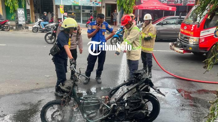 PEMADAMAN. Proses pemadaman api dari motor Yamaha Aerox yang hangus terbakar di Jalan Lawu, Kampung Cerbonan, Kelurahan Cangakan, Kecamatan/Kabupaten Karanganyar, Kamis (25/6/2026).