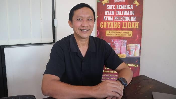 GELIAT UMKM - Owner Sate Rembiga Goyang Lidah, Muslehudin ditemui di sela pekerjannya, Kamis (25/6/2026).