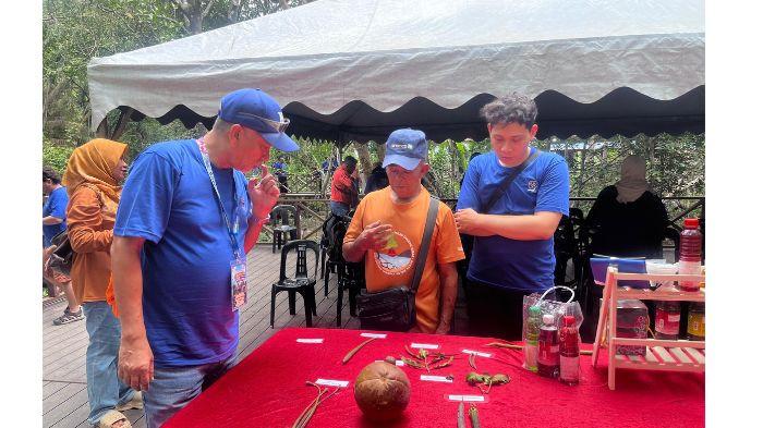 Deputy Director General (Promotion I) Tourism Malaysia, Datuk Musa bin Yusof, mengamati keanekaragaman tumbuhan pesisir di kawasan konservasi Tanjung Belungkor, Johor, Rabu (24/6/2026). Kunjungan ini merupakan bagian dari program Soft Adventure Tourism yang memperkenalkan kekayaan keanekaragaman hayati hutan bakau Malaysia kepada media internasional dalam rangka mendukung kampanye Visit Malaysia 2026.