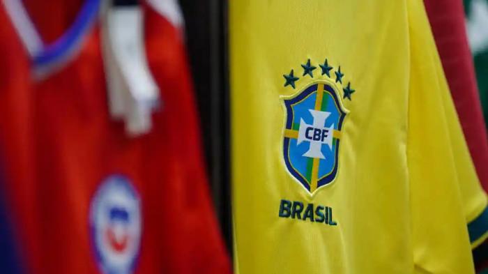 JERSEY TIMNAS BRASIL - Foto jersey Timnas Brasil di Piala Dunia 2026 yang dipajang di Solo Soccer, Manahan, Surakarta, Jawa Tengah, Minggu, 31 Mei 2026
