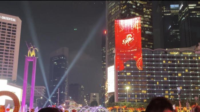 Kawasan Bundaran HI berubah semarak saat Festival Imlek Jakarta 2026 resmi dibuka pada Jumat (13/2/2026) malam.