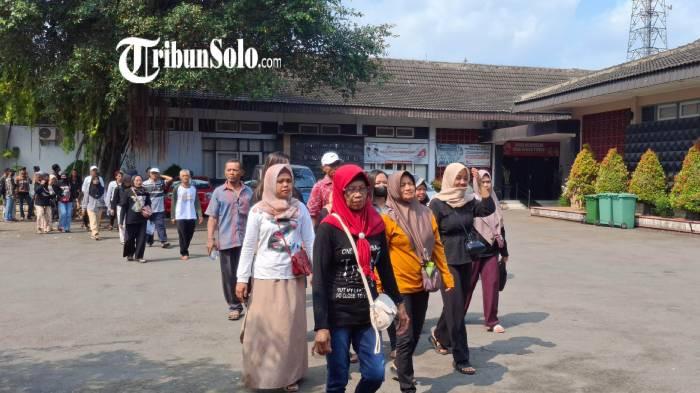 TOLAK INDUSTRI SEMEN. Kedatangan puluhan warga Kecamatan Pracimantoro yang tergabung dalam Paguyuban Tali Jiwa yang menolak rencana pembangunan pabrik semen, Kamis (25/6/2026).
