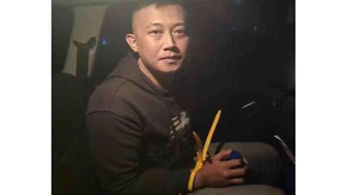 taufik hidayat ditangkap tapi santai dan senyum senyum