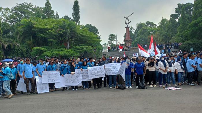 GELAR AKSI - Ribuan relawan SPPG menggelar aksi di lapangan depan Setda Komplek Pemkab Tasikmalaya terkait tuntutan dalam dukungan program MBG tetap dilanjutkan, Kamis (25/6/2026).