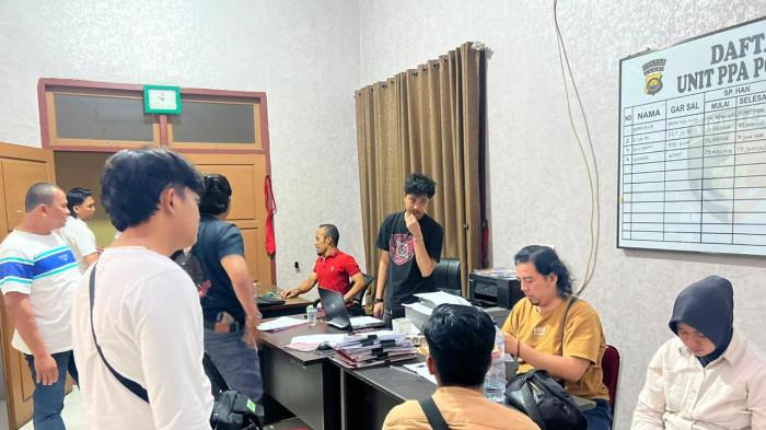 Kasus pelecehan anak dengan terduga pelaku yang sempat viral di Kabupaten Batang Hari, ternyata lokasi awalnya di Kabupaten Muaro Jambi. Penanganan kasus ini dilimpahkan ke Polres Muaro Jambi pada Rabu (25/6/2026) malam.
