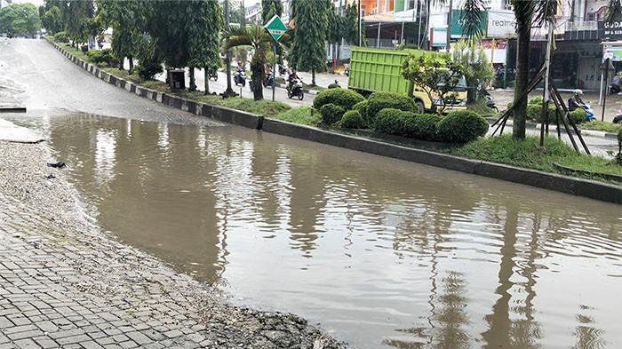 TERGENANG AIR - Potret salah satu titik jalan jalur tiga Bangko pada Kamis (25/6/2026). Sejumlah ruas jalan berlubang tergenang air setelah diguyur hujan beberapa hari terakhir.
