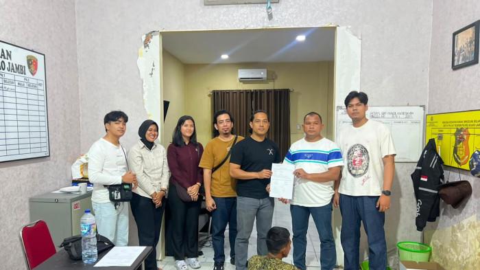 PERKARA DILIMPAHKAN - Aparat Polres Batang Hari melimpahkan berkas perkara asusila ayah tiri terhadap anak ke Polres Muaro Jambi, Kamis (25/6). Pelimpahan ini dilakukan karena lokasi kejadian berada di wilayah hukum Polres Muaro Jambi.