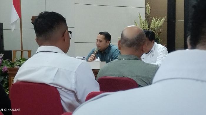 Bupati Merangin, M Syukur, dalam pertemuan bersama jajaran pimpinan perusahaan di Aula Rumah Dinas Bupati pada hari Rabu (24/06/2026). Pemkab Merangin menaikkan tarif dasar listrik perusahaan dari Rp 200 Jadi Rp1.035 per kWh