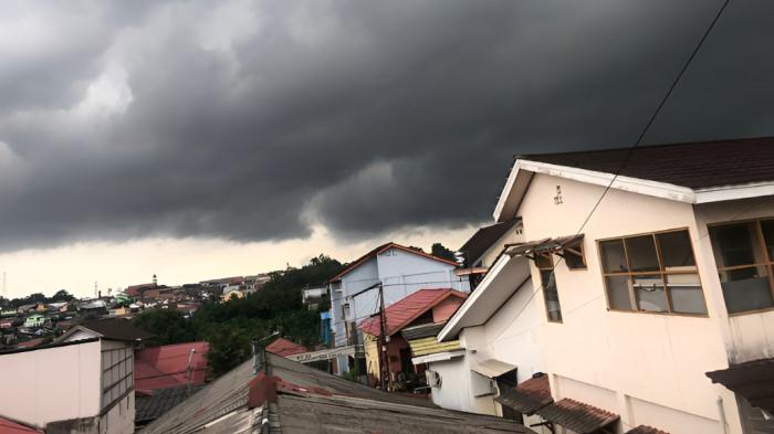 LANGIT GELAP- Ilustrasi satu kawasan di Indonesia dengan kondisi cuaca langit gelap menandakan akan turunnya hujan.