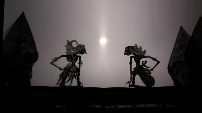 WAYANG KULIT- Ilustrasi pertunjukan wayang kulit yang merupakan bagian dari kesenian masyarakat Jawa.