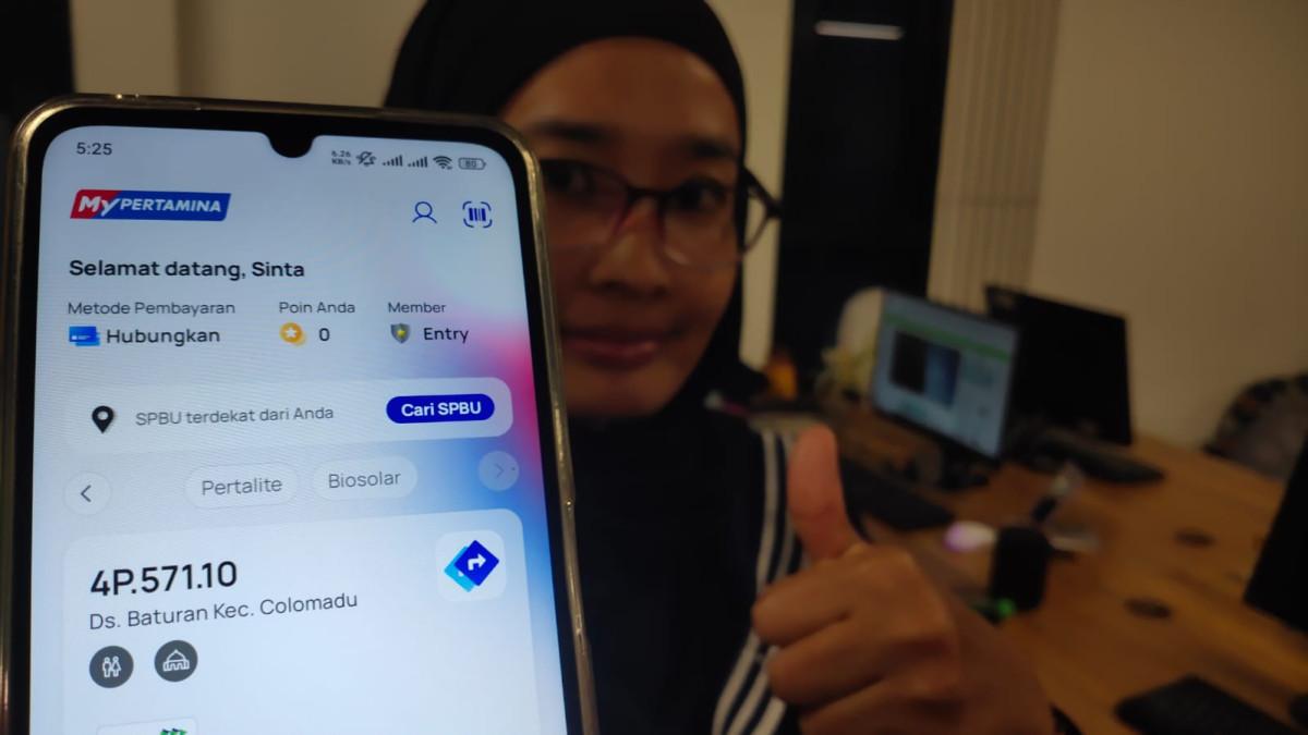 APLIKASI MYPERTAMINA - Sinta, seorang warga Solo Jawa Tengah, sedang membuka aplikasi MyPertamina Senin 22 Juni 2026 untuk cek harga terbaru BBM Pertamina.