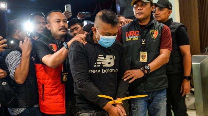 DITANGKAP - Petugas menggiring tersangka kasus dugaan penyekapan dan penganiayaan berat Taufik Hidayat (tengah) setibanya di Polda Jabar, Bandung, Jawa Barat, Selasa (23/6/2026). Polda Jabar menangkap Taufik Hidayat yang berstatus daftar pencarian orang di Kawasan Majalaya, Kabupaten Bandung yang selanjutnya akan diperiksa atas kasus penyekapan dan penganiayaan berat terhadap seorang wanita berinisial YTR selama tiga tahun.