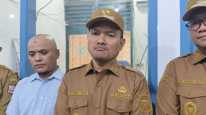 TAGIH UTANG- Wali Kota Tanjungbalai, Mahyaruddin Salim Batubara bersama Wakil Wali Kota Tanjungbalai, Fadly Abdina melakukan sidak di PDAM Tirtakualo usai mendapat laporan masyarakat terkait sulitnya air semasa Ramadhan, Selasa (25/3/2025).