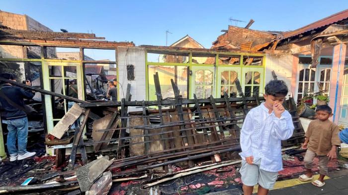 KEBAKARAN - Warga bergotong royong membersihkan puing-puing rumah yang hangus terbakar di Kampung Singkir RT 02 RW 04, Kabupaten Wonosobo, Jumat (26/6/2026). Kebakaran yang diduga dipicu korsleting listrik menghanguskan delapan rumah, menyebabkan tujuh rumah rusak berat, satu rumah rusak ringan, serta memaksa 28 jiwa mengungsi. (Tribun Jateng/Imah Masitoh)