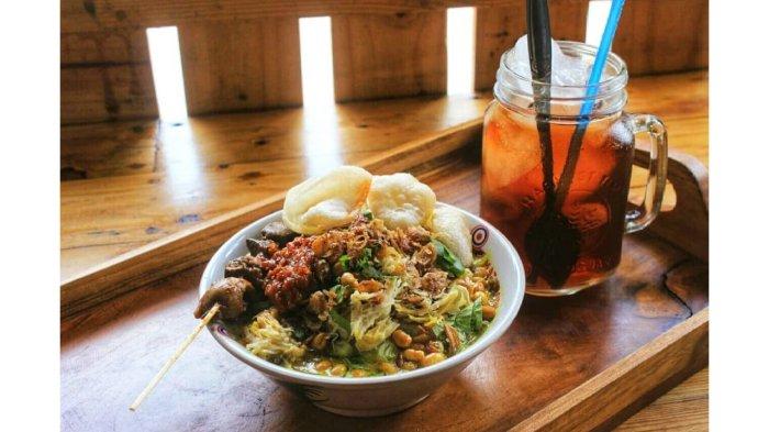 Bubur ayam, salah satu menu sarapan yang mengenyangkan. 
