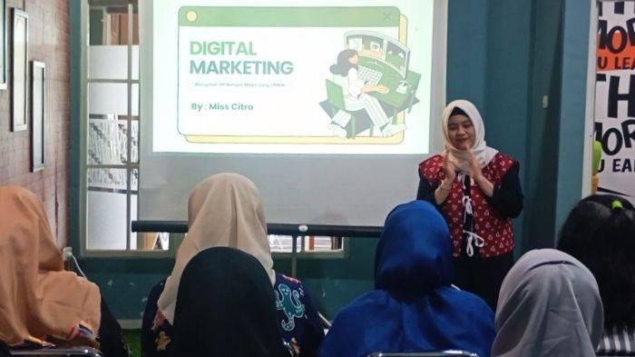 BERLATIH - Suasana pelatihan Digital Marketing di Rumah BUMN Sidoarjo oleh Citra Rani Angga Riswari, S.Sos., M.Med.Kom., akademisi sekaligus Dosen Ilmu Komunikasi Universitas Dr. Soetomo (Unitomo) Surabaya.