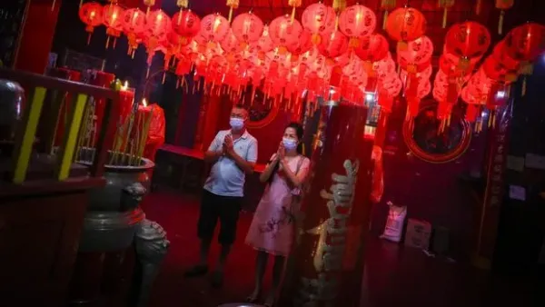 Umat melakukan sembahyang di Vihara Dharma Bhakti, Petak Sembilan, Jakarta, Sabtu (21/1/2023). Ibadah tersebut untuk menyambut Tahun Baru Imlek 2574/2023. ANTARA FOTO/Rivan Awal Lingga/aww.