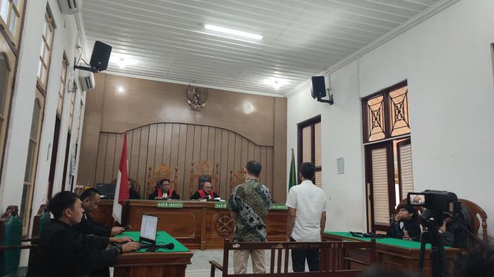 VONIS KASUS KORUPSI DJKA - Ketua majelis hakim, Khamozaro Waruwu, saat membacakan vonis terhadap kedua terdakwa pada kasus korupsi di DJKA, Kamis (25/6/2026).