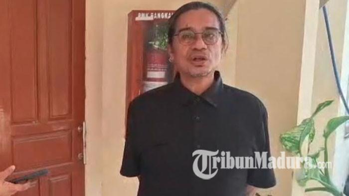 KUASA HUKUM - Kuasa hukum keluarga korban, Risang Bima Wijaya (kanan) menyebut, kematian Ruly Yunis Setiawati (50), warga Bangkalan, terdapat unsur dugaan tindak pidana, Kamis (25/6/2026), setelah mempelajari rangkaian peristiwa mulai dari kepergian Ruly dari rumah hingga jasadnya ditemukan dalam mobil dinas di area parkir Bandara Juanda Surabaya, Rabu (24/6/2026).   